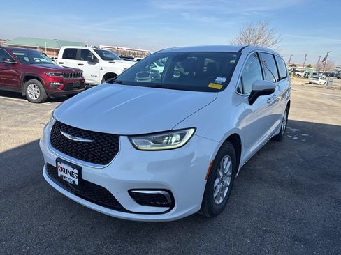 Used 2023 Chrysler Pacifica Touring-L FWD image 9
