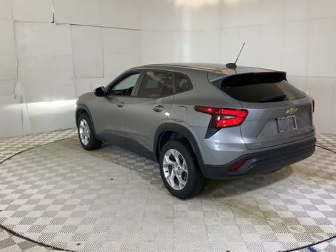 Used 2024 Chevrolet Trax LS w/ LS Convenience Package FWD image 9