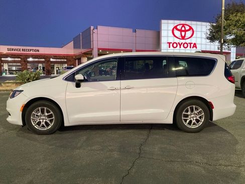 Used 2022 Chrysler Voyager LX image 8