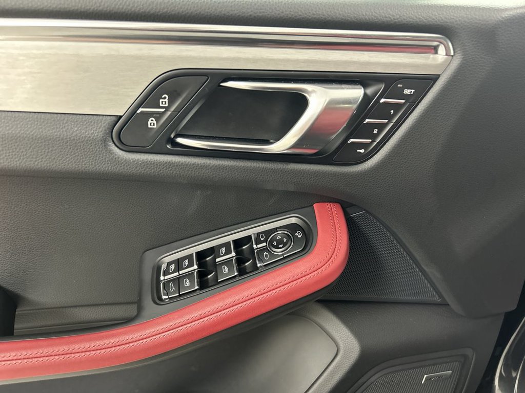 Certified 2026 Porsche Macan AWD/4WD image 11