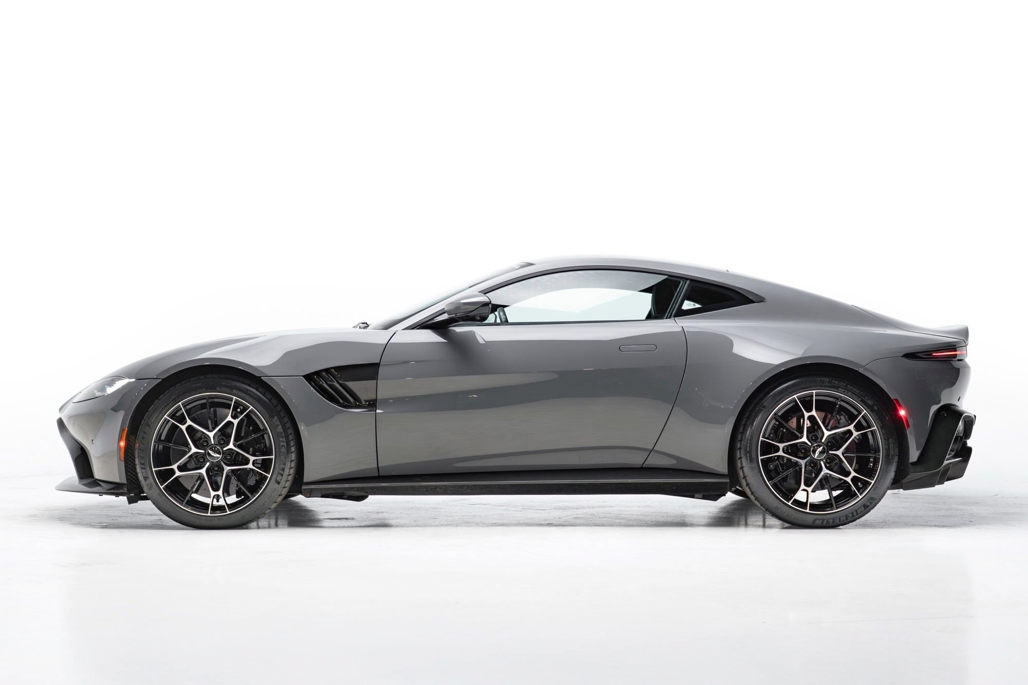 Used 2020 Aston Martin V8 Vantage AMR RWD image 13