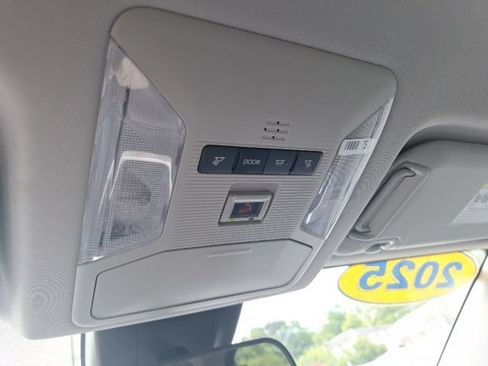 Used 2025 Toyota RAV4 XLE AWD/4WD image 28