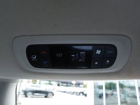 Used 2020 Chrysler Pacifica Touring-L FWD image 30