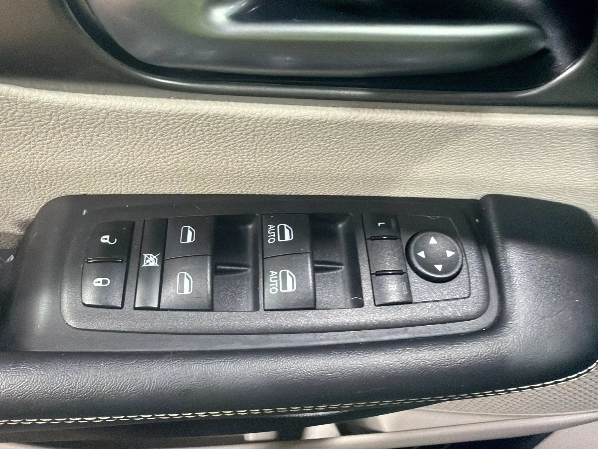 Used 2023 Chrysler Pacifica Touring-L FWD image 34