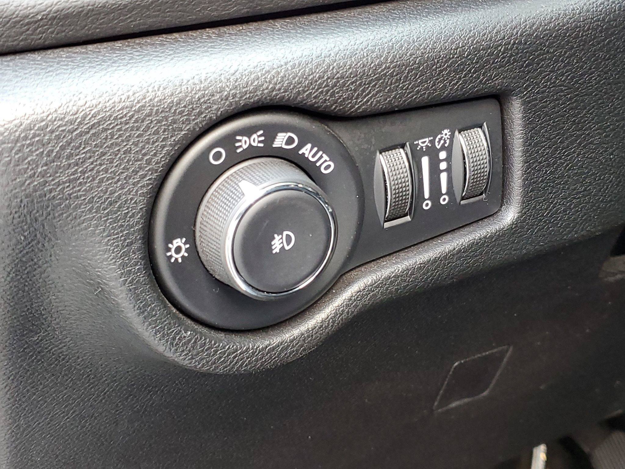 Used 2025 Chrysler Pacifica Select FWD image 8