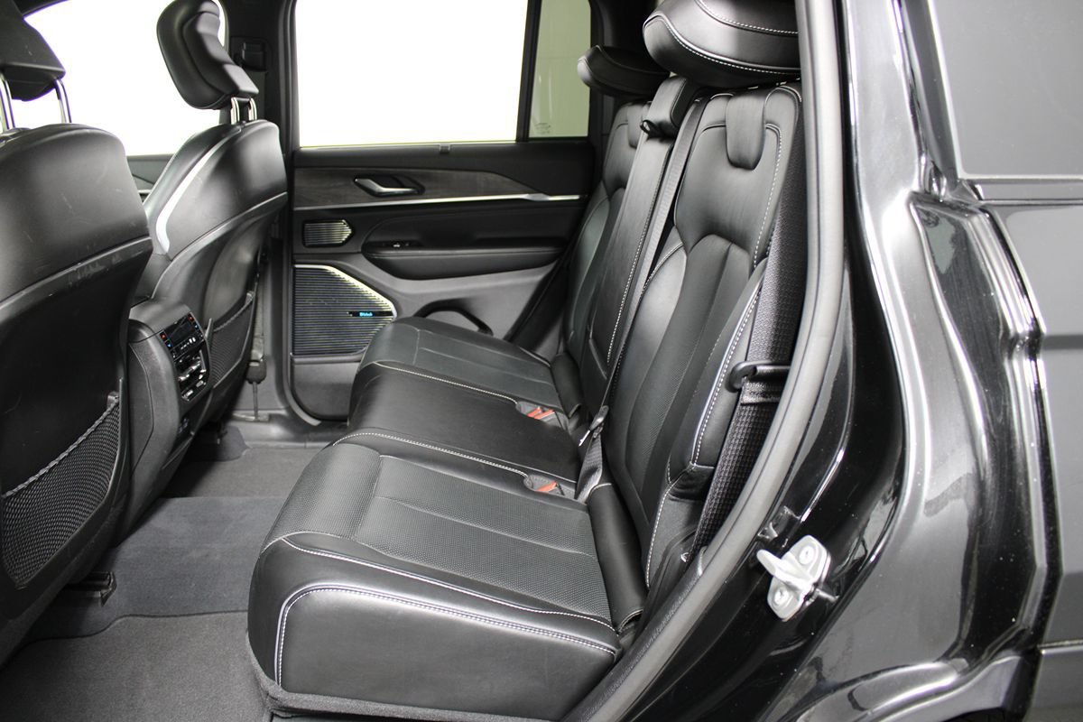 Used 2023 Jeep Grand Cherokee Overland w/ Advanced Protech Group III AWD/4WD image 30