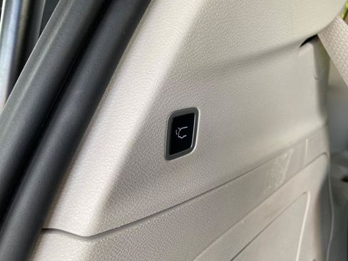 Used 2024 Chrysler Pacifica Limited FWD image 12