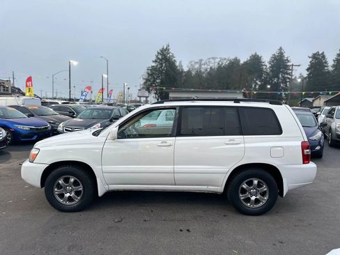 Used 2005 Toyota Highlander 4WD V6 w/ 3rd Row image 4