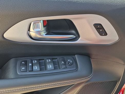 New 2025 Chrysler Pacifica Limited w/ Trailer Tow Group image 19