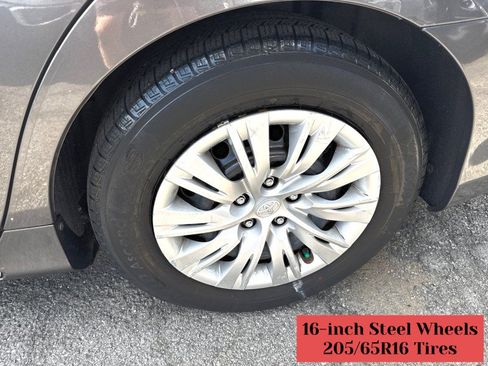 Used 2013 Toyota Camry LE FWD image 32