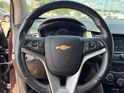 Used 2022 Chevrolet Trax LT w/ LT Convenience Package AWD/4WD image 13