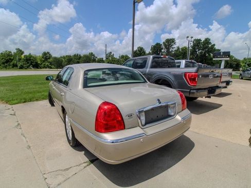 Used 2004 Lincoln Town Car Signature RWD image 4