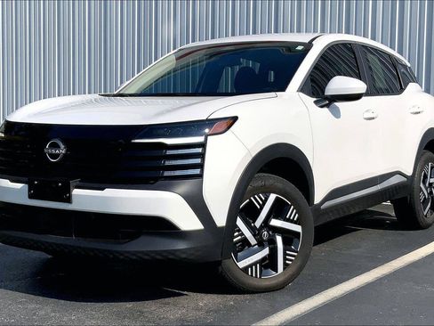 Used 2025 Nissan Kicks SV FWD image 1