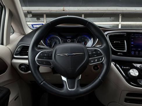 Used 2017 Chrysler Pacifica Touring-L Plus w/ Advanced Safetytec Group image 38