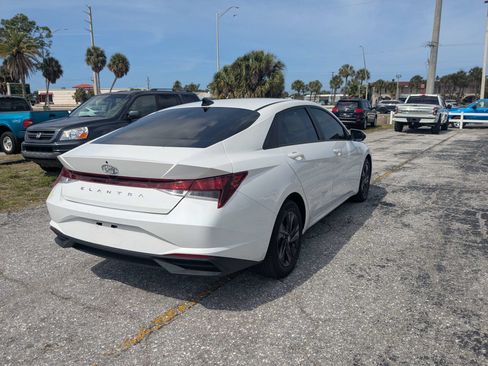 Used 2023 Hyundai Elantra SEL w/ Preferred Accessory Package FWD image 5