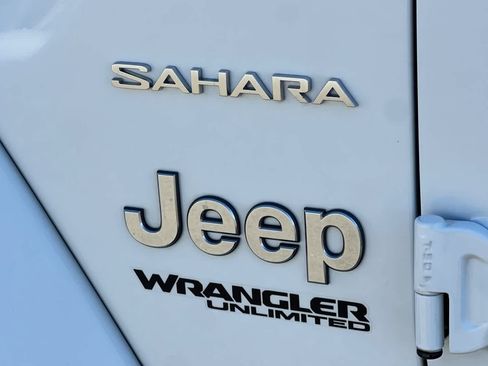 Used 2018 Jeep Wrangler Unlimited Sahara AWD/4WD image 33