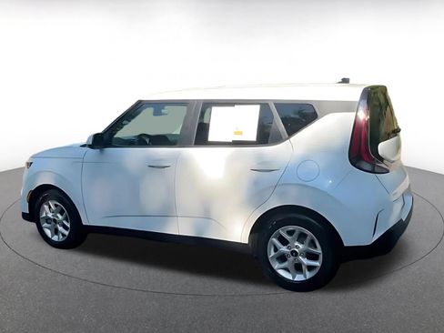 Used 2025 Kia Soul LX w/ LX Technology Package FWD image 10