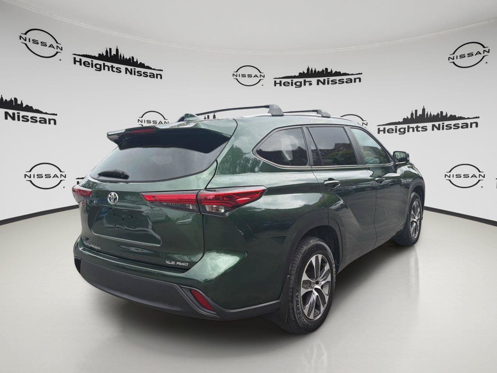 Used 2023 Toyota Highlander XLE AWD/4WD image 5
