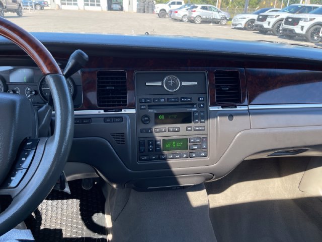 Used 2007 Lincoln Town Car Signature Limited RWD image 17