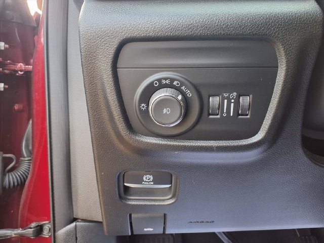 Used 2023 Jeep Grand Cherokee Overland w/ Luxury Tech Group IV AWD/4WD image 7