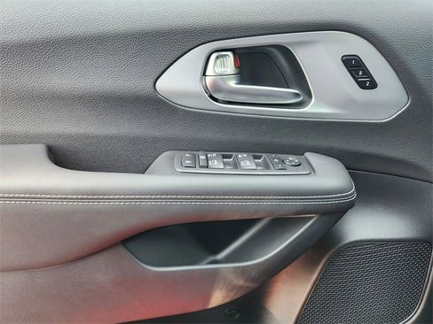 New 2026 Chrysler Pacifica Limited w/ S Appearance Package image 16