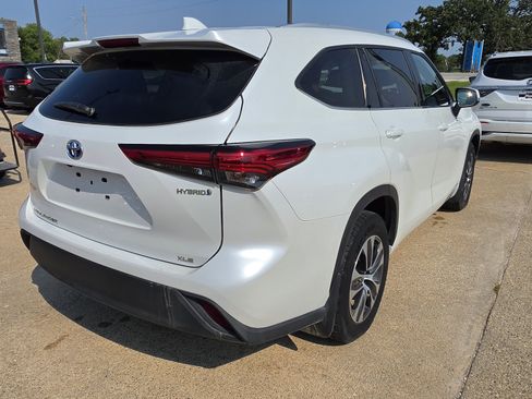 Used 2022 Toyota Highlander XLE AWD/4WD image 5
