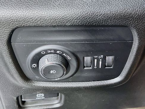 Used 2023 Jeep Grand Cherokee Limited w/ Black Appearance Package AWD/4WD image 10