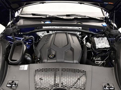 Used 2025 Porsche Macan image 12