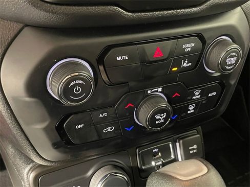 Used 2021 Jeep Renegade Latitude w/ Convenience Group image 9