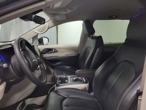Used 2023 Chrysler Pacifica Touring-L FWD image 12