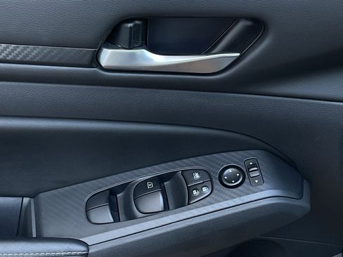 Used 2025 Nissan Altima 2.5 SV image 12