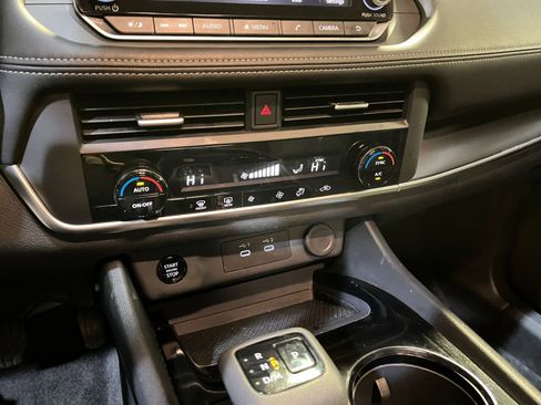 Used 2025 Nissan Rogue SV image 18