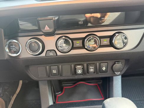 Used 2018 Toyota Tacoma TRD Sport AWD/4WD image 18