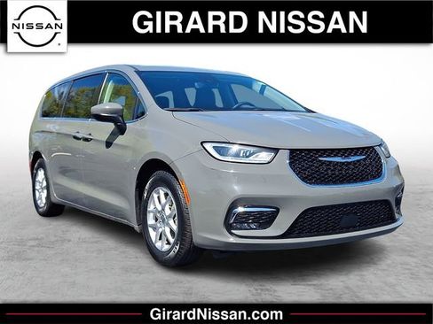 Used 2023 Chrysler Pacifica Touring-L FWD image 1
