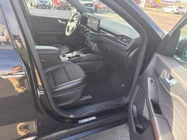 Used 2024 Ford Escape ST-Line w/ Tech Pack #1 AWD/4WD image 13