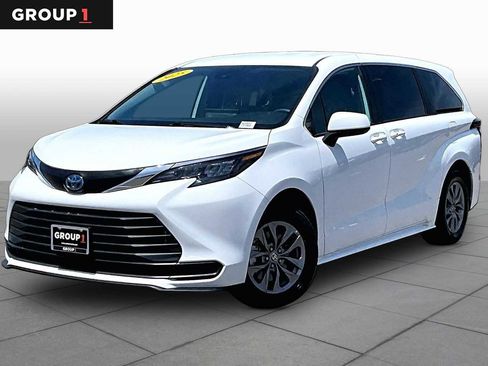 Used 2025 Toyota Sienna LE FWD image 1