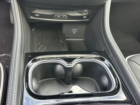 New 2026 Chrysler Pacifica Limited w/ Uconnect Theater Family Group image 5