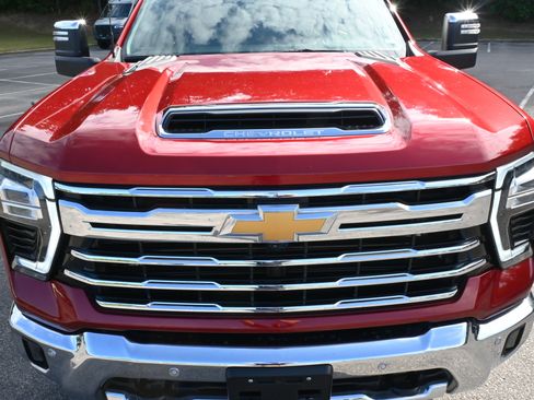 Used 2024 Chevrolet Silverado 2500 LTZ w/ LTZ Plus Package image 12