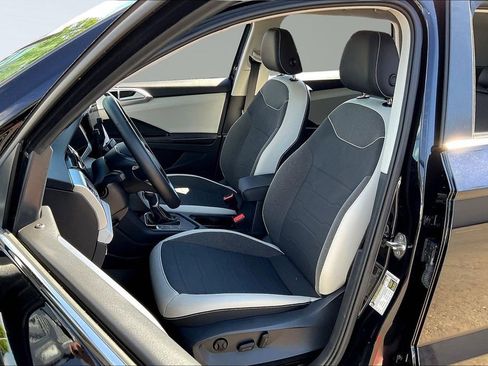 Used 2025 Volkswagen Taos SE image 22