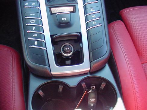 Used 2016 Porsche Macan Turbo image 34