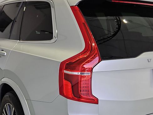 Used 2022 Volvo XC90 T6 Momentum image 7