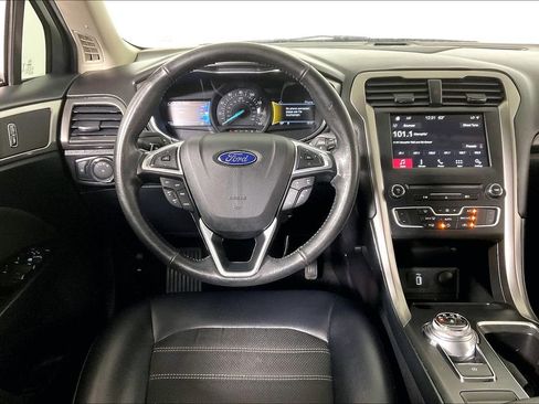 Used 2017 Ford Fusion SE w/ Equipment Group 201A image 5