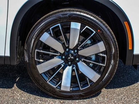 New 2025 Mitsubishi Outlander SE image 7