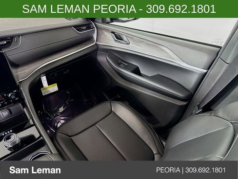 New 2025 Jeep Grand Cherokee Limited w/ Luxury Tech Group II image 24