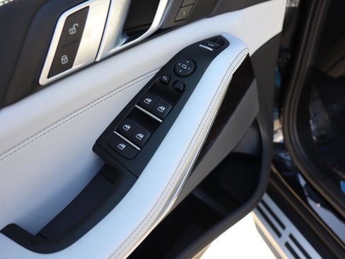 Used 2025 BMW X5 sDrive40i w/ Premium Package image 16