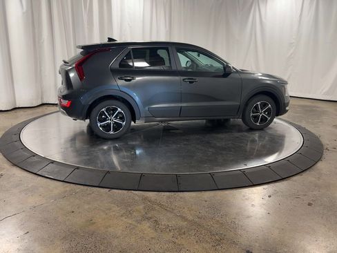 Certified 2025 Kia Niro LX image 9