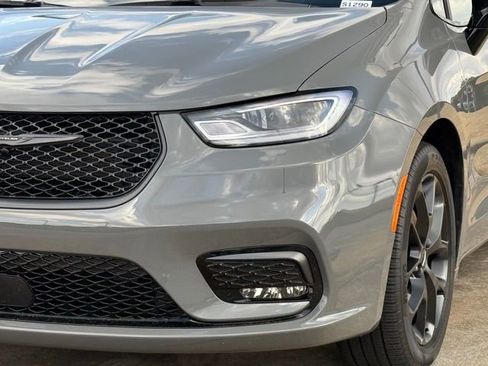 Used 2025 Chrysler Pacifica Limited image 11