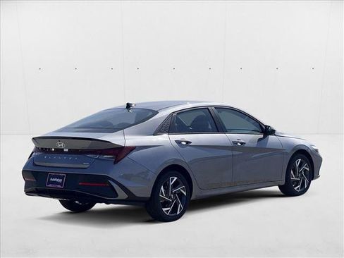 New 2025 Hyundai Elantra SEL image 2
