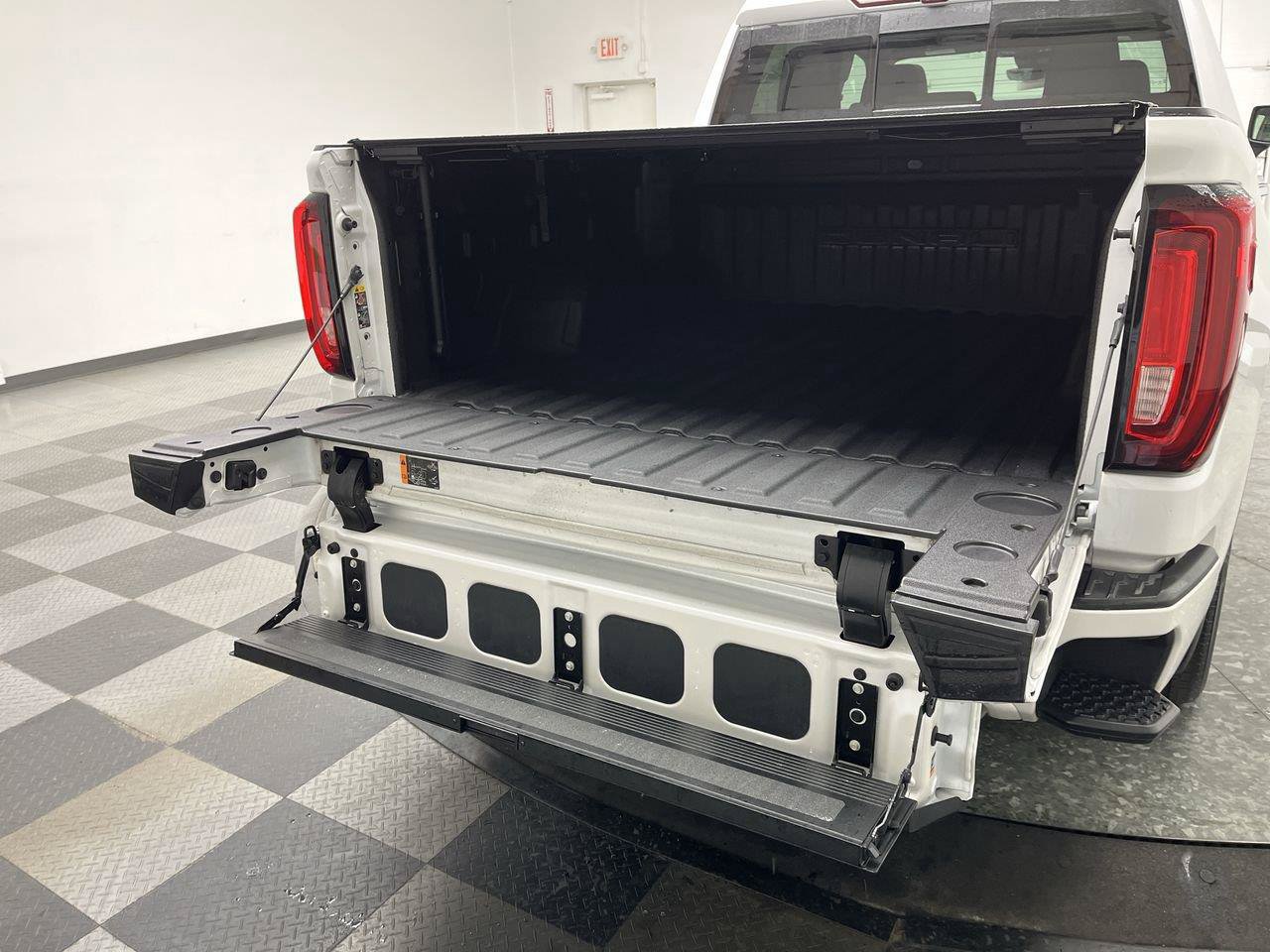 Certified 2024 GMC Sierra 1500 Denali AWD/4WD image 37