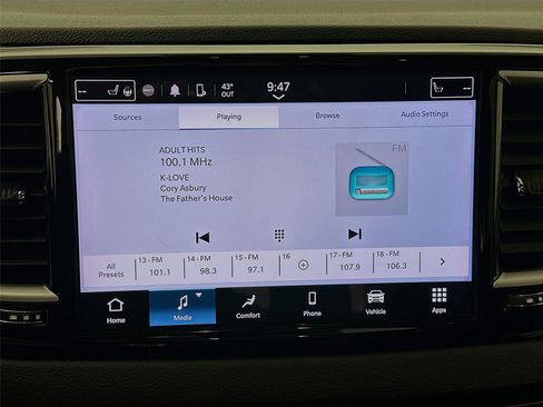 Used 2023 Chrysler Pacifica Touring-L image 7